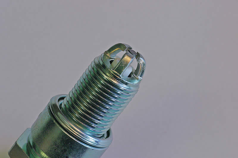 Трехконтактная свеча зажигания