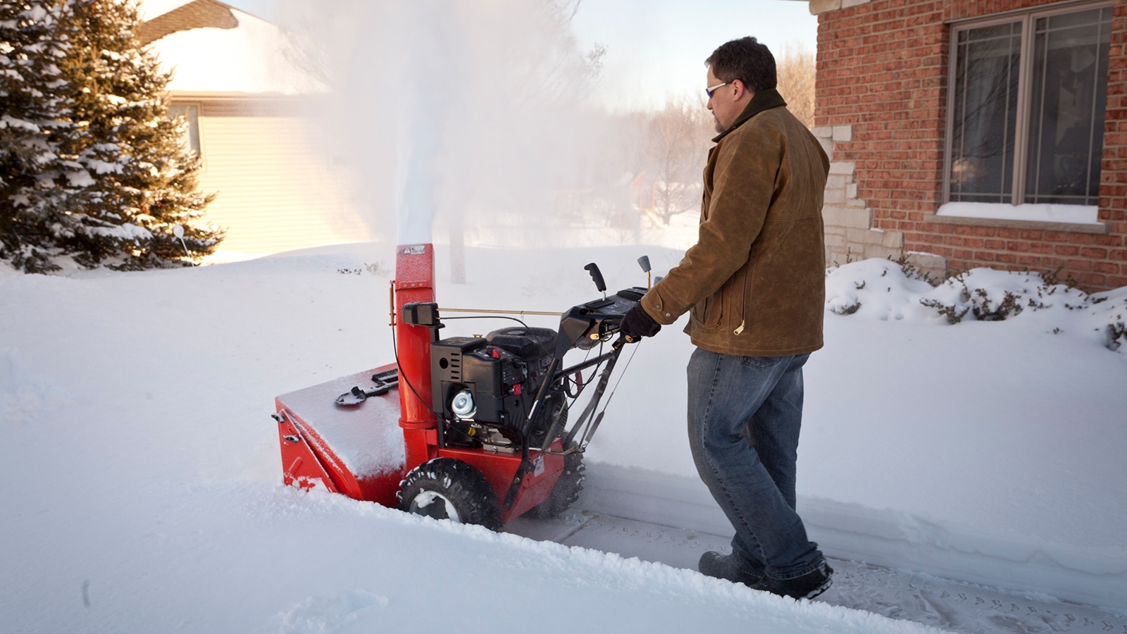 Бензиновый снегоуборщик