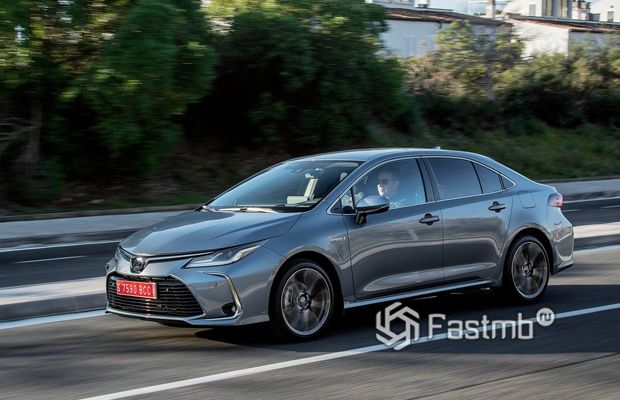 Тойота Королла 2019, вид спереди